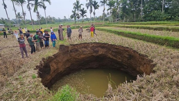 Sinkhole Raksasa: Ancaman Diam-Diam dari Bawah Permukaan