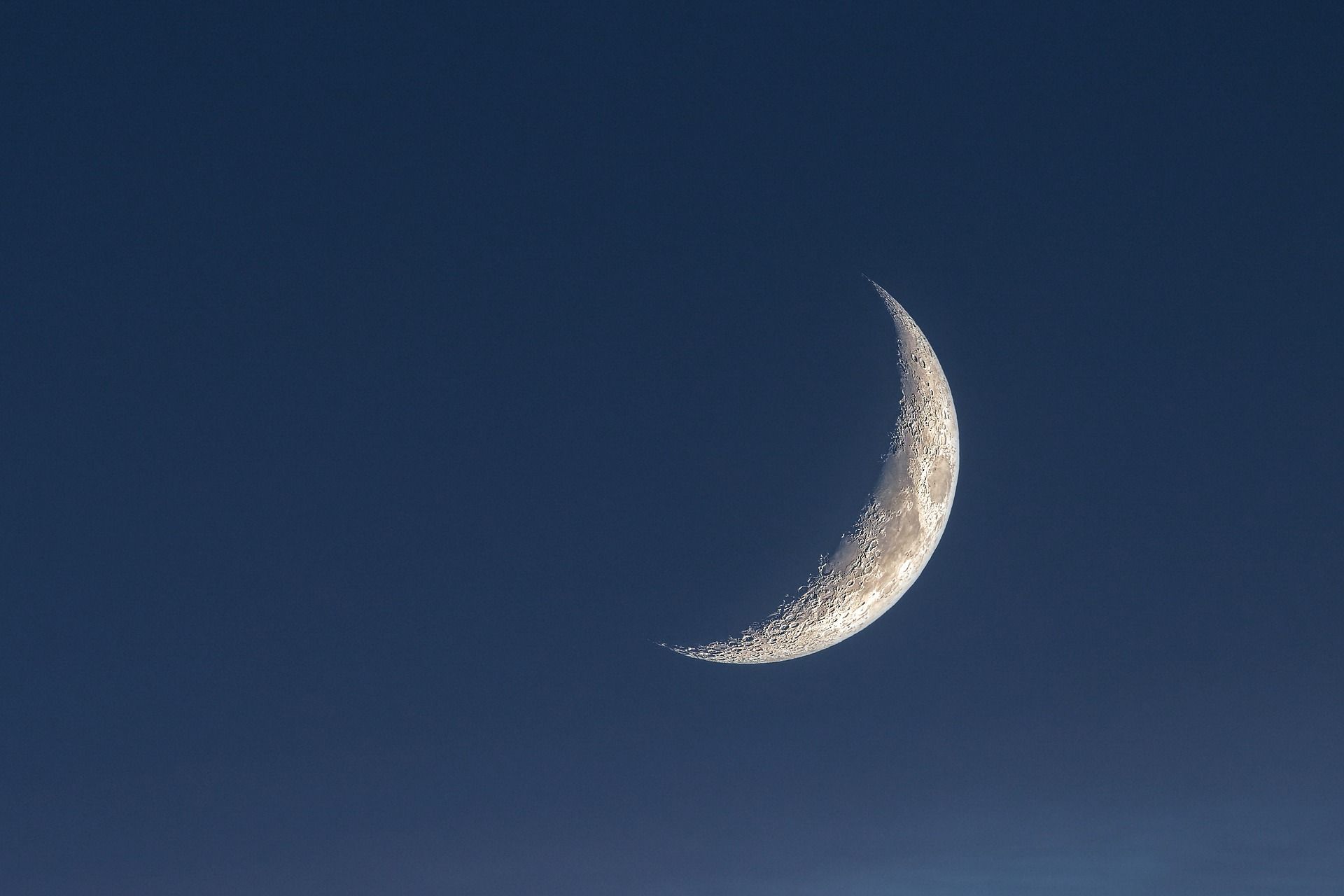 Earthshine: Cahaya Langit yang Menyinari Keindahan Bulan Malam